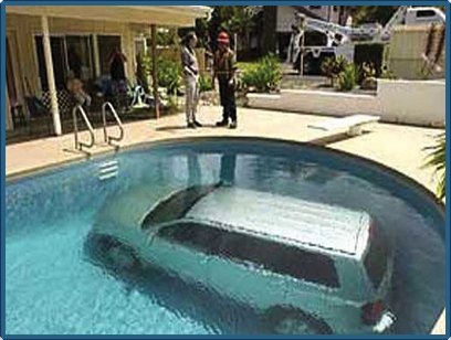 Samochód pod wodą w basenie